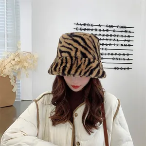 Détail d'un chapeau cloche en peluche à motif tigre pour femme dans un décor intérieur doux