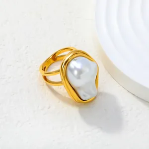 Nahaufnahme eines luxuriösen Barock-Perlenrings aus vergoldetem Edelstahl-Schmuck