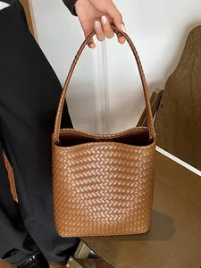 Elegante bolso tipo cubo tejido marrón con correa de hombro integrada para mujer
