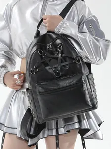 Schwarzer Gothic-Lederrucksack mit silbernen Nieten und Pentagramm-Design für Damen