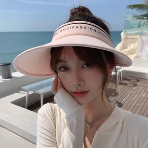 Visière de soleil rose élégante à large bord pour femme pour la plage et le plein air.