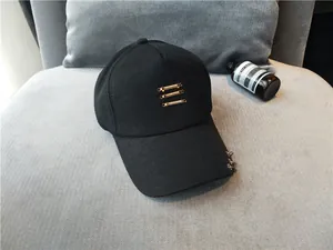 Vue détaillée d'une casquette de baseball noire avec anneaux et barres décoratifs