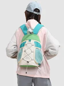 Mochila ligera multicolor para mujer con un elegante diseño de cordón elástico moderno