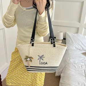 Gewebte Stroh-Tote-Tasche mit Palmenstickerei und GOA-Textdetail an der Schulter.