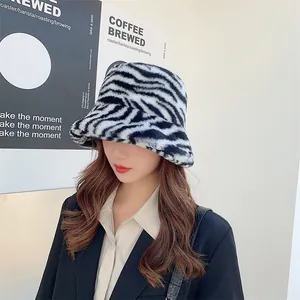 Gros plan d'un chapeau bob en peluche à motif zèbre élégant pour femme en hiver