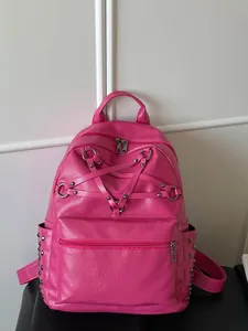 Modischer rosa Rucksack mit einzigartigem Punk-Pentagramm-Riemen und Nieten-Details