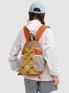 Mochila bicolor elegante para mujer, vista trasera en una modelo estilo exterior.