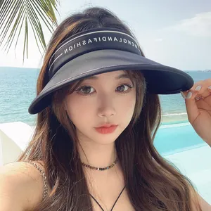 Visière pare-soleil pour femme avec large bord et design ajouré tendance pour la plage