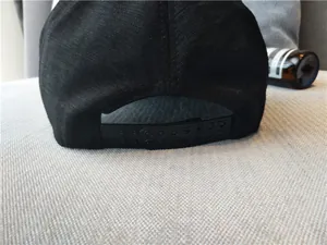 Gros plan du système de fermeture réglable à l'arrière d'une casquette de baseball noire.