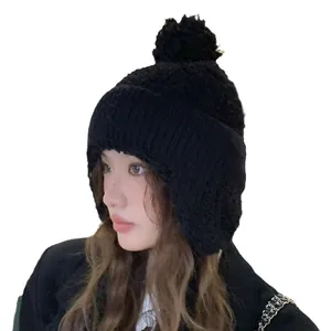 Gezellige zwarte gebreide muts met oorkleppen voor dames, perfect voor winterse warmte.