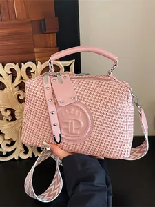 Modische rosa gewebte Handtasche mit Griff und Zickzack-Muster Gurt