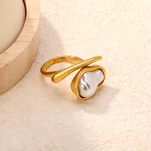 Detailansicht eines minimalistischen Edelstahlrings mit großer Perlenimitation