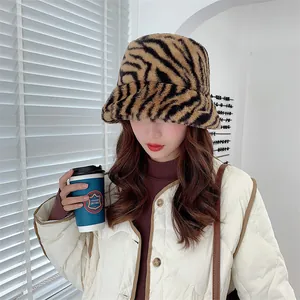 Gros plan d'un chapeau bob en peluche à motif zébré, parfait pour un look hivernal tendance