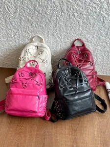 Modische Damenrucksäcke aus Kunstleder im Punk-Stil mit Sternriemen und Nieten