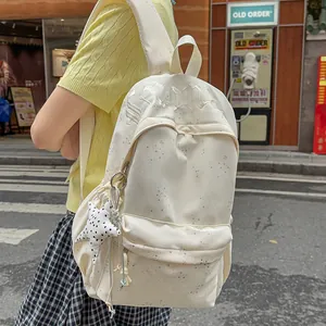 Eleganter cremefarbener Damenrucksack mit silbernem Sternendruck und Logo-Stickerei
