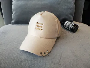 Vue détaillée d'une casquette de baseball beige mercerisée avec anneaux métalliques