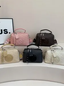 Gewebte Sommerhandtaschen in verschiedenen Farben mit Kronenlogo und Musterriemen