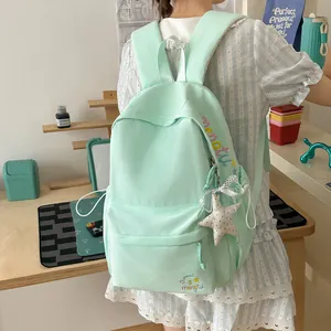 Mintgroene rugzak in Koreaanse stijl voor studenten met borduursel en ster hanger achteraanzicht.