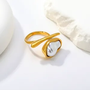 Detaillierte Nahaufnahme eines vergoldeten Edelstahlrings mit einer Barock-Perle