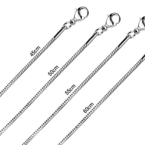 Detail van vier lengtes zilveren roestvrijstalen slangenketting kettingen van 45 tot 60 cm