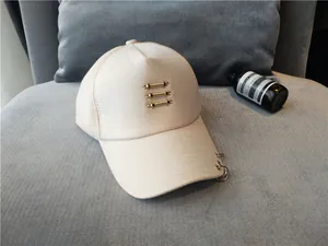 Casquette de baseball élégante beige aspect soie avec barres en métal et anneaux