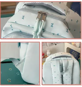 Detailweergave van ritsen en banden van een lichtblauwe schoolrugzak in Japanse stijl