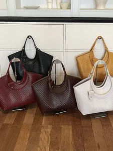 Stylish large capacity woven tote bags in five different colors for summer fashion