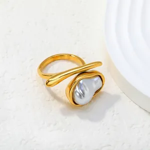 Detailansicht eines vergoldeten Edelstahlrings mit einer großen unregelmäßigen Barockperle.