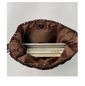 Innenansicht der braunen Strohtasche mit Futter und Platz für Bücher und ein Tablet