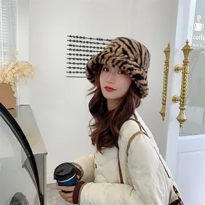 Mannequin asiatique portant un bob en peluche zébré élégant dans un café chaleureux.