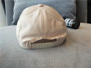 Vue arrière détaillée d'une casquette de baseball en soie mercerisée avec sangle réglable