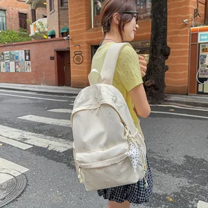 Stylischer cremeweißer Damenrucksack mit feinen Sternenmustern und einem süßen Sternanhänger