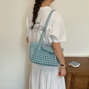 Modische hellblaue geflochtene Tragetasche für Damen, perfekt für den Sommer-Look.