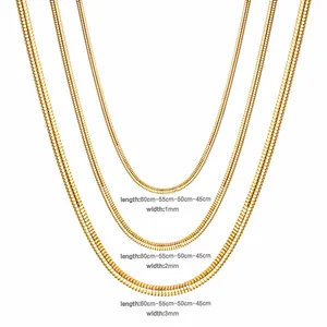 Detailweergave gouden roestvrijstalen slangenkettingen in 1mm, 2mm en 3mm breedte.