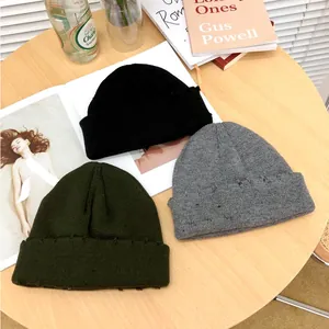 Bonnets en maille vieillis en noir, vert forêt et gris dans un cadre de style de vie