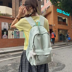 Streetstyle-Ansicht eines stylischen mintgrünen Damenrucksacks mit Sternanhänger