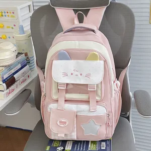 Vista detallada de mochila de gato rosa con orejas lindas y múltiples bolsillos útiles