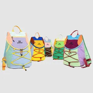 Sammlung bunter Patchwork-Rucksäcke für Damen in verschiedenen lebhaften Farben