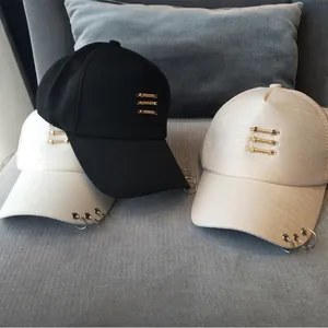 Casquettes de baseball décontractées avec anneaux métalliques et accents dorés sur le devant