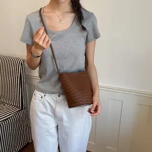 Geflochtene Bucket Bag aus braunem Leder für sommerlichen Freizeitstil