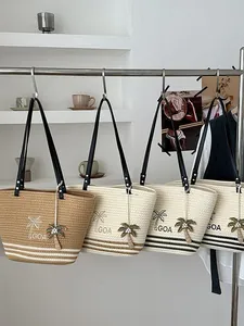 Gewebte Stroh-Tragetaschen mit Palmenstickerei für einen eleganten Sommerstil
