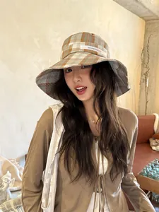 Elegante sombrero de pescador a cuadros para mujer con ala ancha para vacaciones y sol