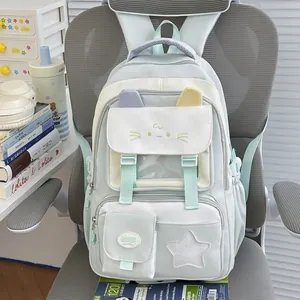 Detalle de una linda mochila escolar verde menta con tema de gato y varios bolsillos