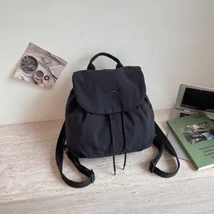 Vue détaillée d'un sac à dos noir à cordon de style coréen pour le voyage quotidien
