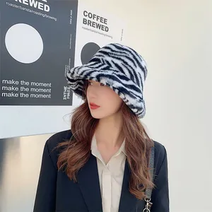 Mannequin asiatique portant un bob en peluche à motif zèbre pour l'hiver