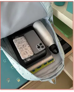 Binnenaanzicht van de lichtblauwe rugzak met veel ruimte voor laptop en schoolspullen