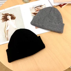 Vue détaillée de dessus des bonnets en tricot noir et gris pour le style streetwear