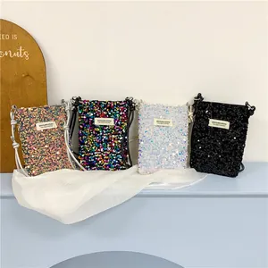 Vista dettagliata di mini borse a tracolla con paillettes per cellulare in quattro colori