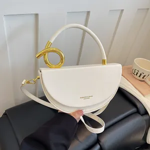 Moderne halbkreisförmige weiße Satteltasche mit einzigartigem goldenem Griff