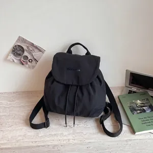 Vue détaillée d'un sac à dos noir minimaliste dans un cadre de vie élégant et moderne